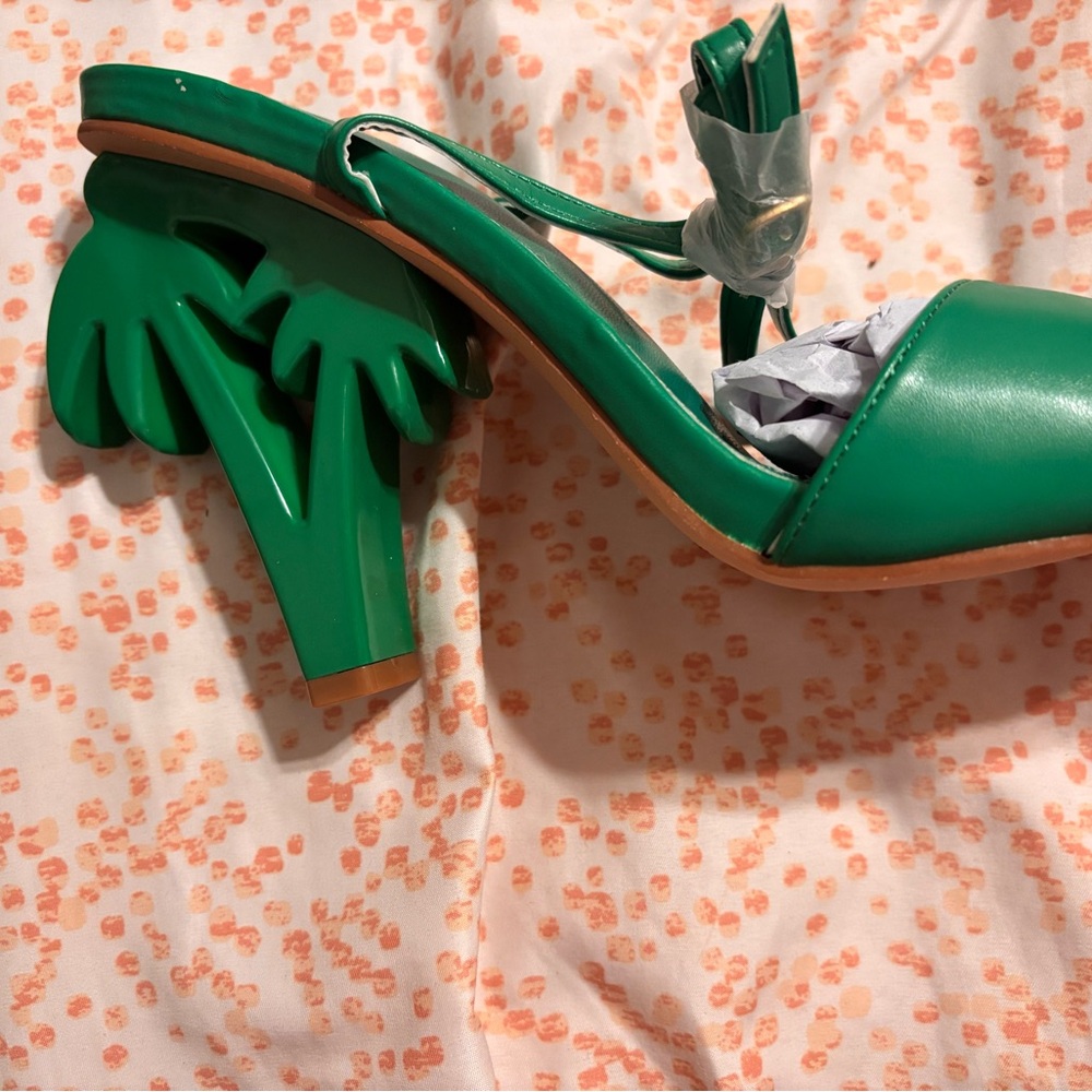 Vibrant Green Strappy Heeled Shoes that have palm trees for the heel. Stunning! - Picture 5 of 6